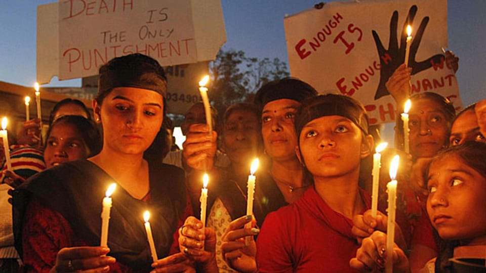 Kerzen in Ahmadabad am 24.12.2012 - zum Gedenken an die Vergewaltung der Studentin aus Dehli.