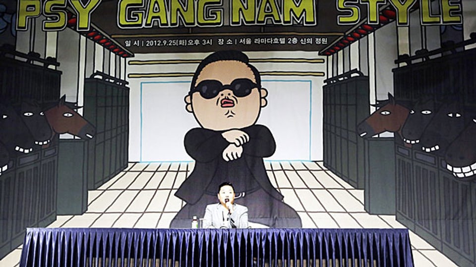 Rapper PSY singt den «Gangnam Style», der auf You-tube alle Rekorde brach.