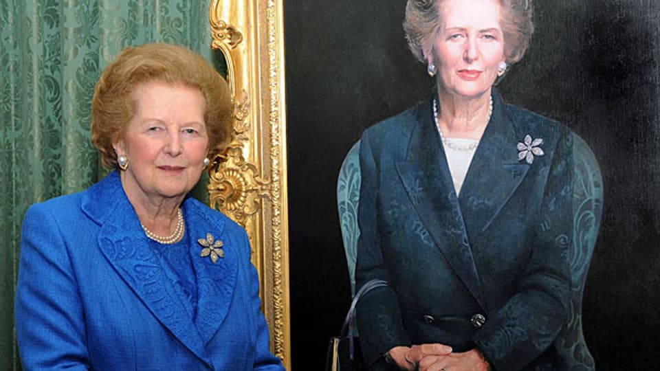 Margaret Thatcher, 2009 vor einem Bild des Malers Richard Stone.