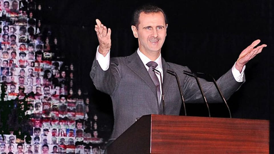Der syrische Präsident Assad tritt vor seinen Anhängern auf.