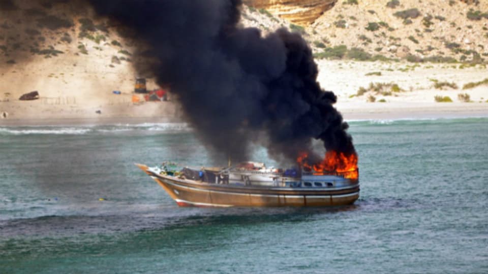 Brennendes Piraten-Boot vor der Küste Somalias im Oktober 2012.