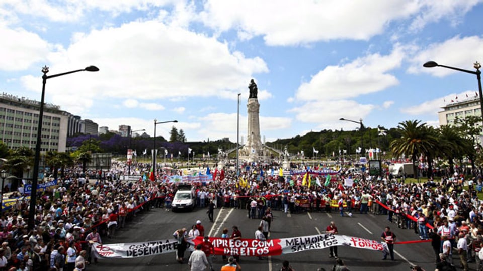 Tausende von Arbeitern protestierten in Lissabon im Mai 2011 gegen die Sparmassnahmen der Regierung.