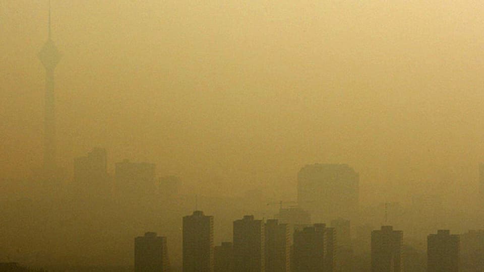 Die iranische Hauptstadt Teheran leidet unter Smog - und den internationalen Sanktionen.