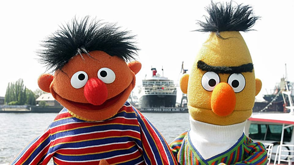 Ernie und Bert von der Sesamstrasse am Hamburger Hafen.