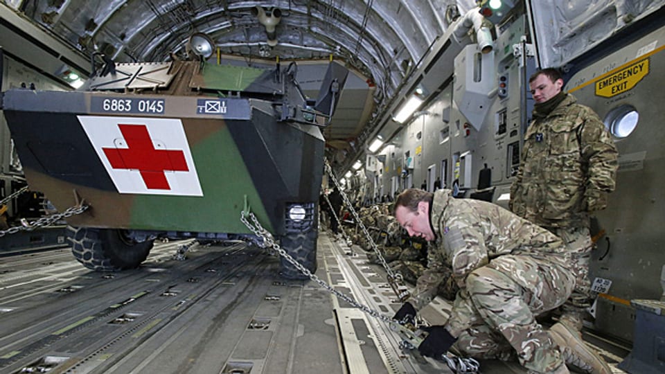 Mit britischer Hilfe wird auf dem Armeestützpunkt Evreux Material für Mali verladen.
