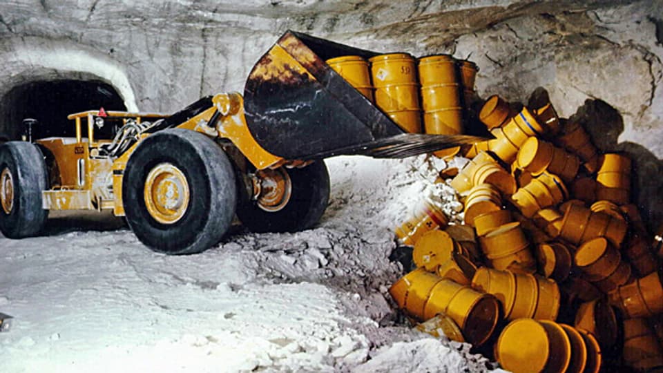 Fässer mit radioaktivem Atommüll werden im Atomendlager Asse in eine Einlagerungskammer gekippt.