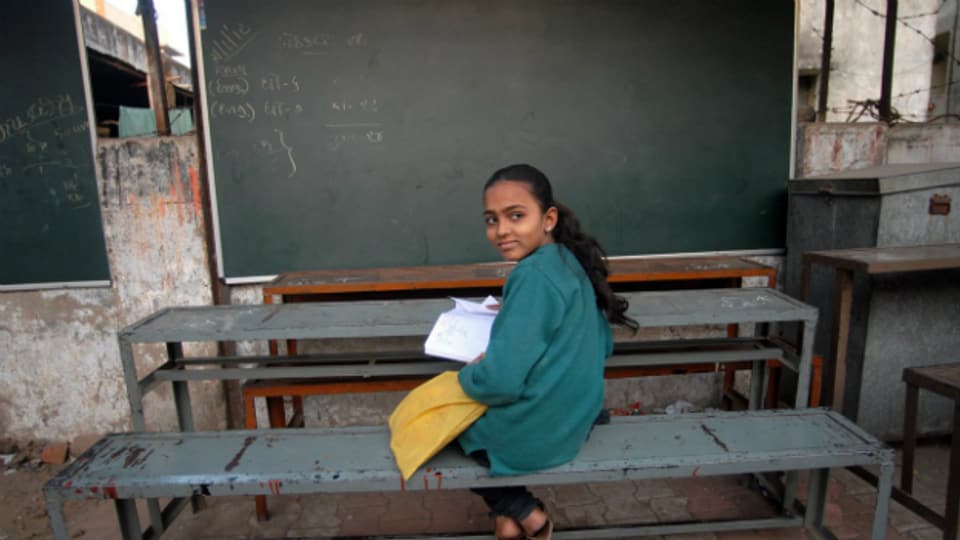 Ein Mädchen wartete auf den Schulbeginn im indischen Ahmedabad.
