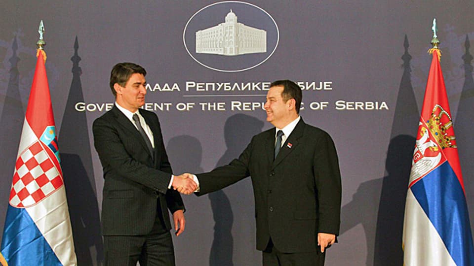 Der kroatische Premier Zoran Milanovic und sein serbischer Amtskollege Ivica Dacic nähern sich einander an.