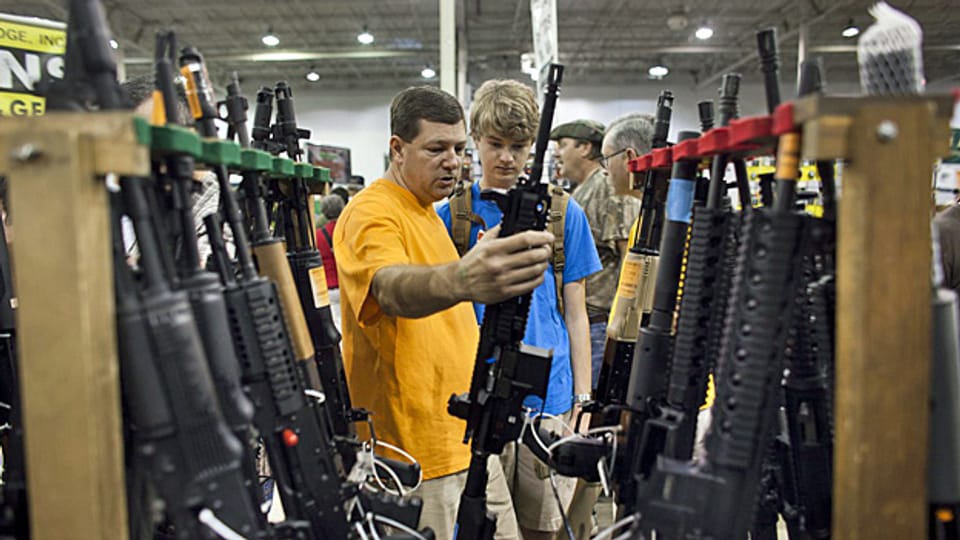 So leicht wie auf dieser «Gun Show» sollen US-BürgerInnen künftig nicht mehr zu Waffen kommen.