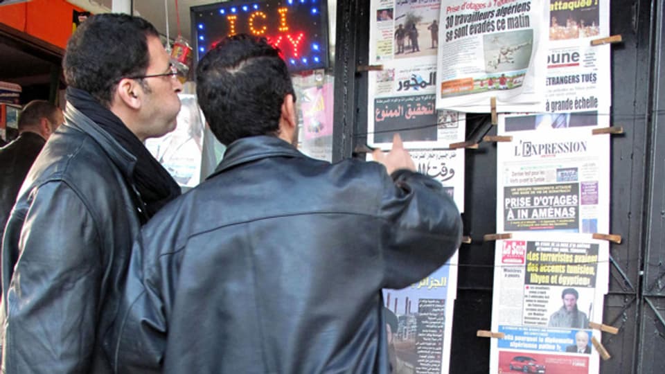 Algerische Männer informieren sich über das Kidnapping.