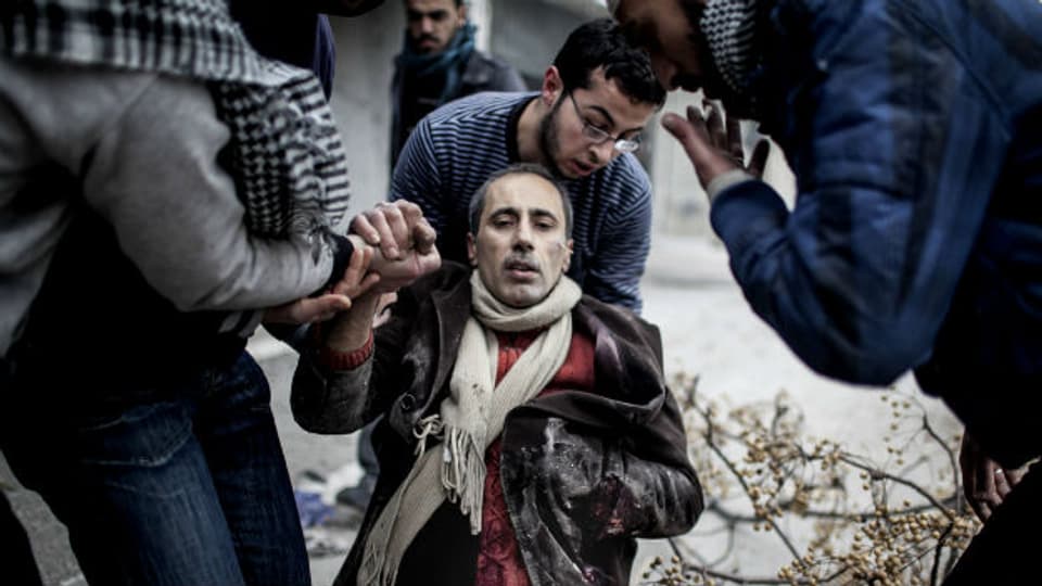 Ein verwundeter Zivilist im syrischen Aleppo. Kriegsverbrechen in Syrien sollen vors Kriegsverbrechertribunal.