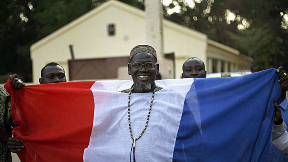 Ein Bewohner der nördlich von Bamako gelegenen Ortschaft Niono zeigt seine Freude über die französische Unterstützung gegen die Islamisten.