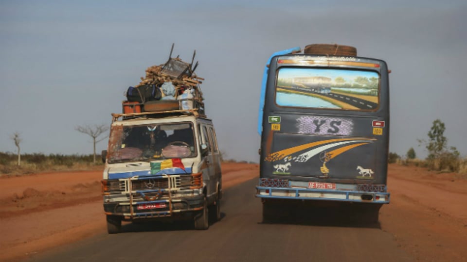 Ein Bus beladen mit Habseligkeiten im Zentrum Malis.
