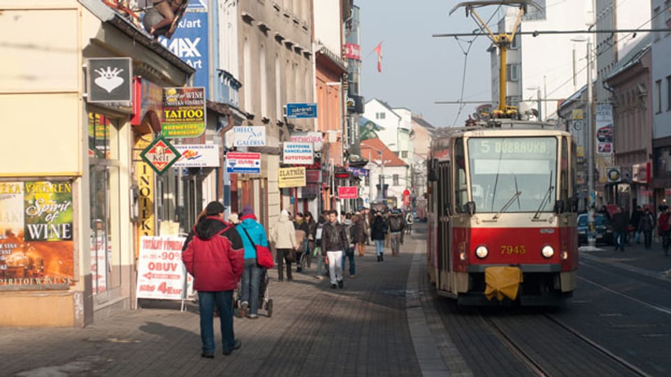 Fussgänger in der Obchodna Strsse in Bratislava, Slovakia.