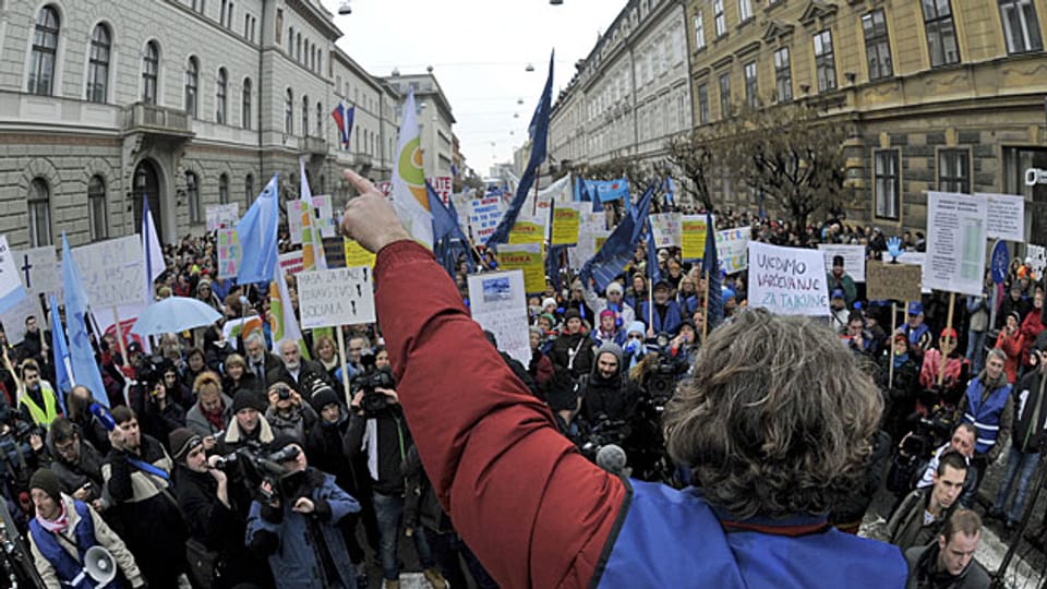Rund 100'000 Angestellte aus dem öffentlichen Sektor haben in Slowenien gegen die Sparmassnahmen protestiert.