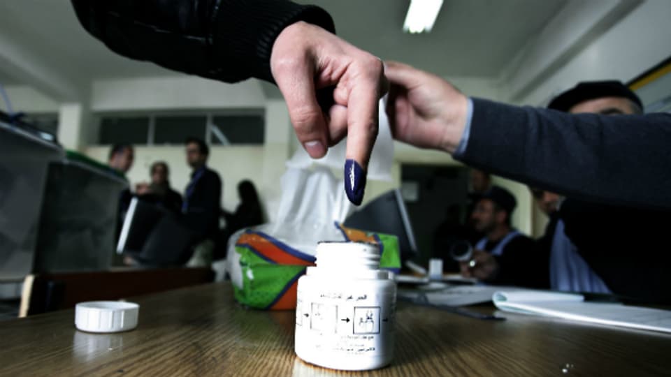 Ein Wähler in der jordanischen Hauptstadt Amman, der seinen Finger nach der Stimmabgabe in Tinte tunkt.