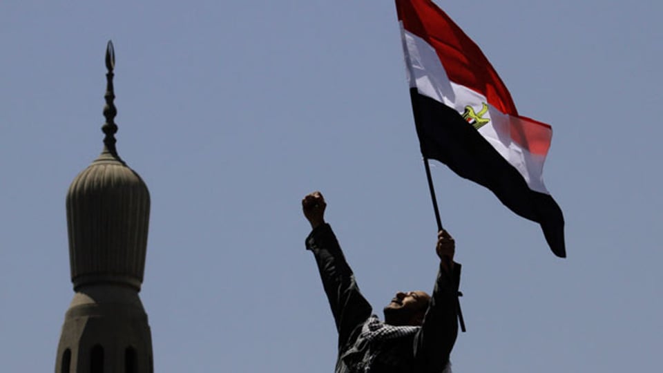 Symbol für die Hoffnung: Ein Demonstrant jubelt auf dem Tahrir-Platz.