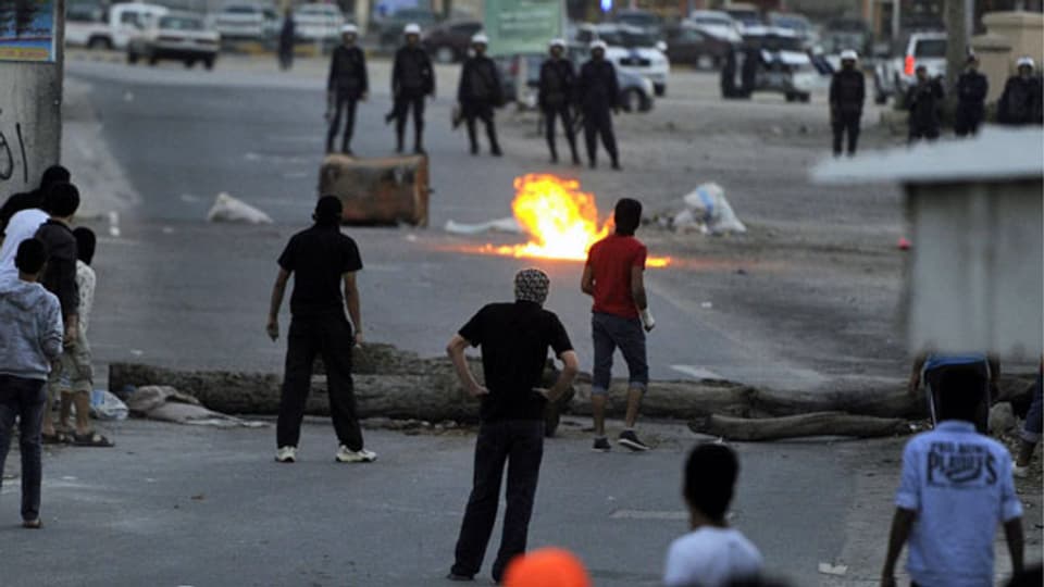 Polizisten und Demonstranten treffen aufeinander in Manama, Bahrein.