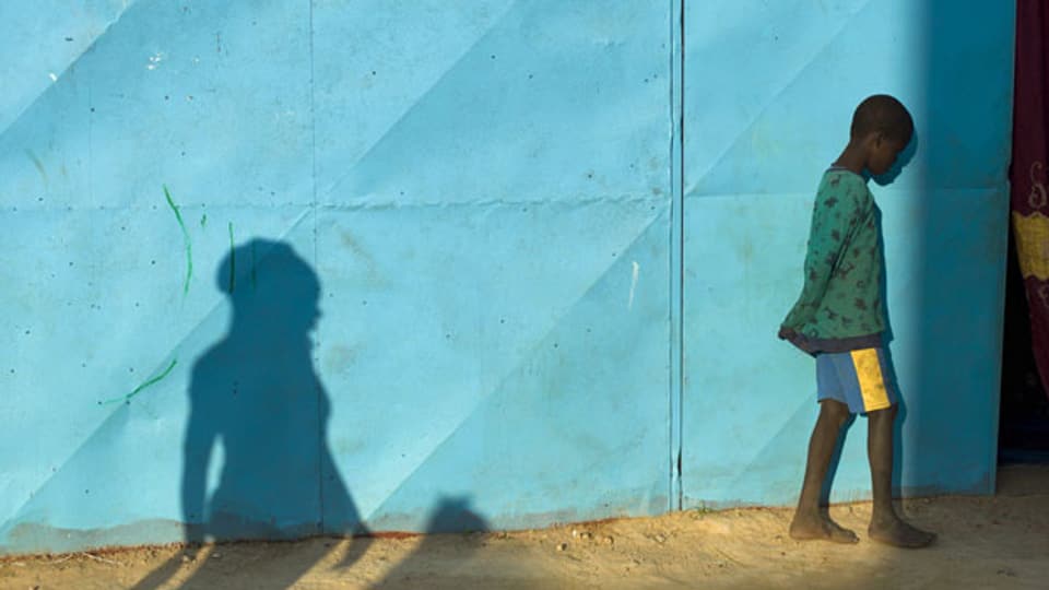 Leidtragende im Krieg sind meist Frauen und Kinder. Junge in einem Flüchtlingslager in Mali.