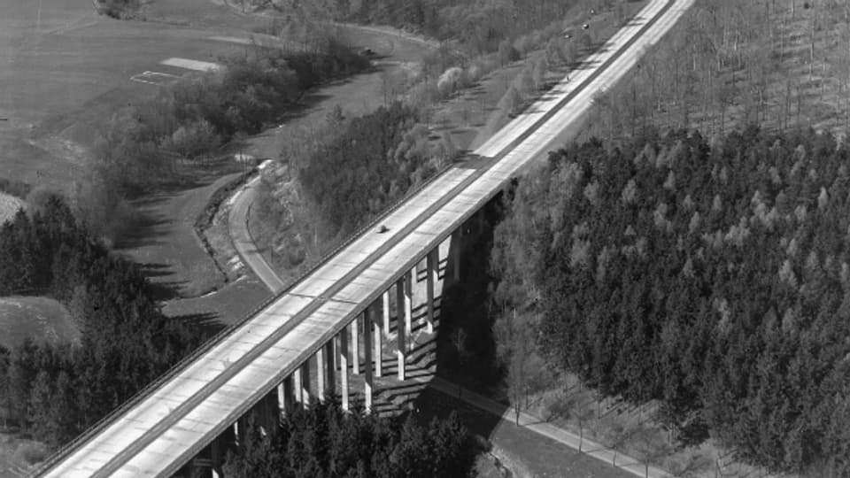 Gebaut dank Marshall-Plan: Autobahn in Deutschland 1952.