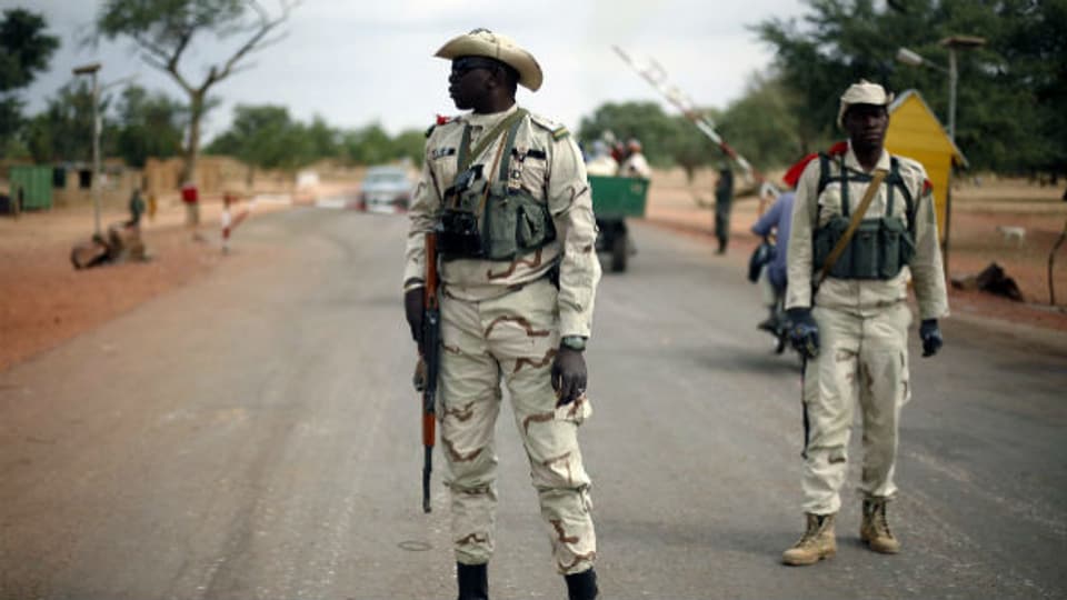 Malische Soldaten sichern einen Checkpoint.