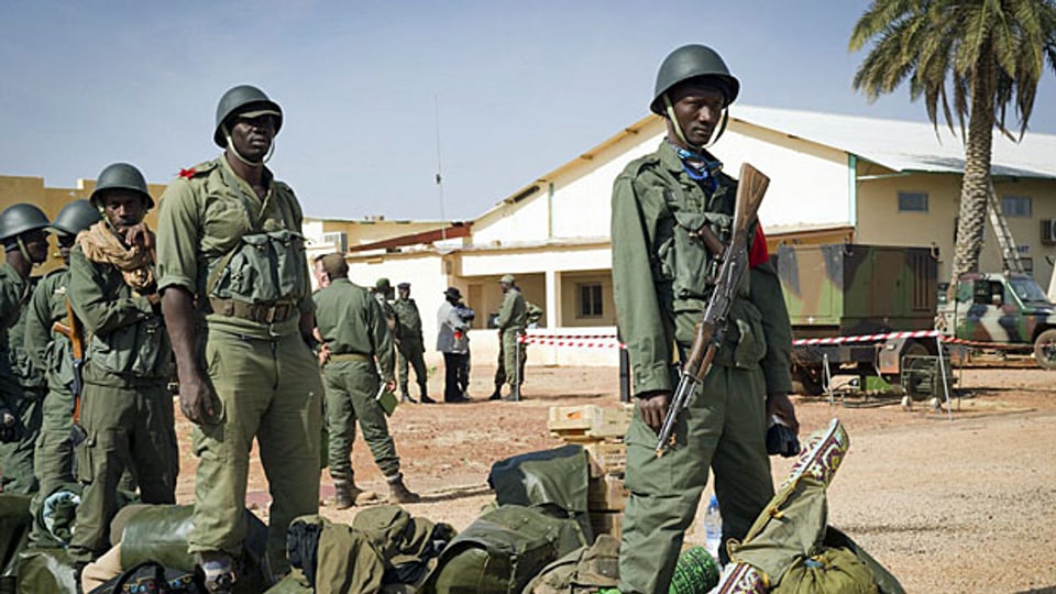 Malische Soldaten brechen von Gao in Richtung Timbuktu auf.