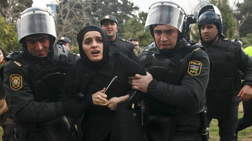 Auch bei den Sympathiekundebungen für die Stadt Ismayili werden Demonstranten verhaftet.