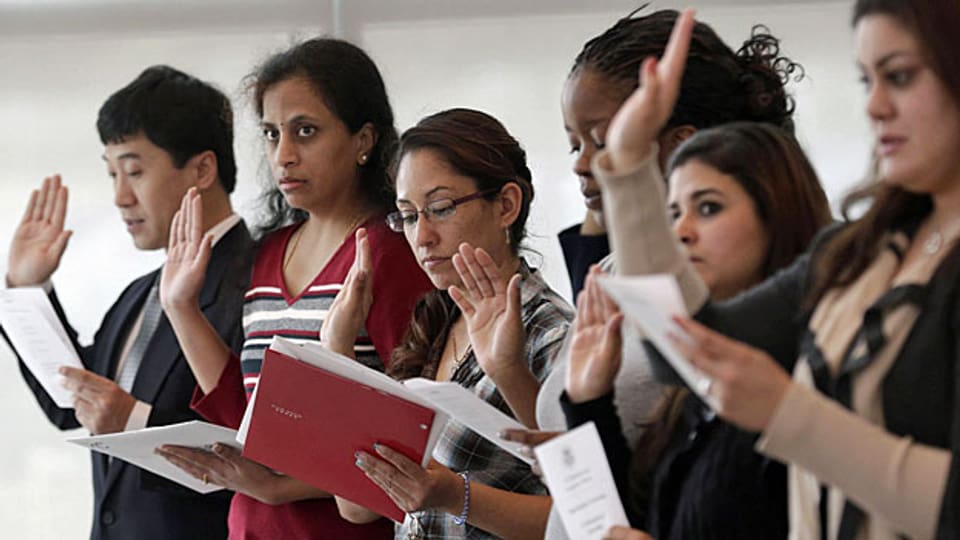 Präsident Obama will ein neues Einwanderungsgesetz für die USA. Einbürgerungszeremonie in Irving, Texas am 28.1.2013.