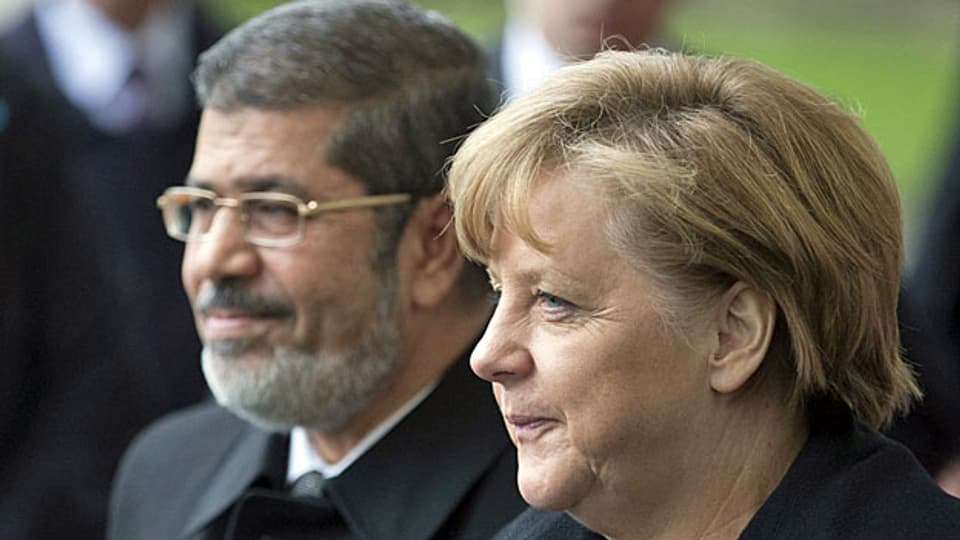 Der ägyptische Präsident Mohammed Mursi wird in Berlin von der deutschen Bundeskanzlerin Angela Merkel empfangen.