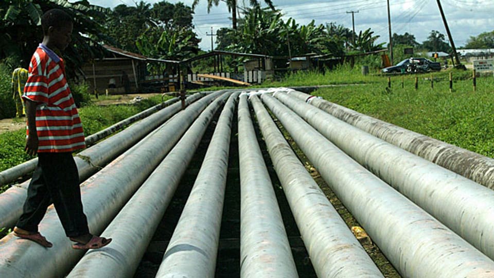 Das Mutterhaus Shell schiebt die Verantwortung für die verseuchte Umwelt auf Shell Nigeria. Eine Ölpipeline führt dirtekt durch ein Dorf.