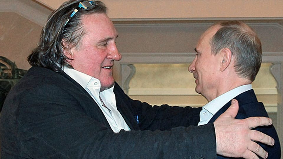 Der französische Schauspieler Gérard Depardieu erhält von seinem Freund, dem russischen Präsidenten Wladimir Putin, einen russischen Pass geschenkt.