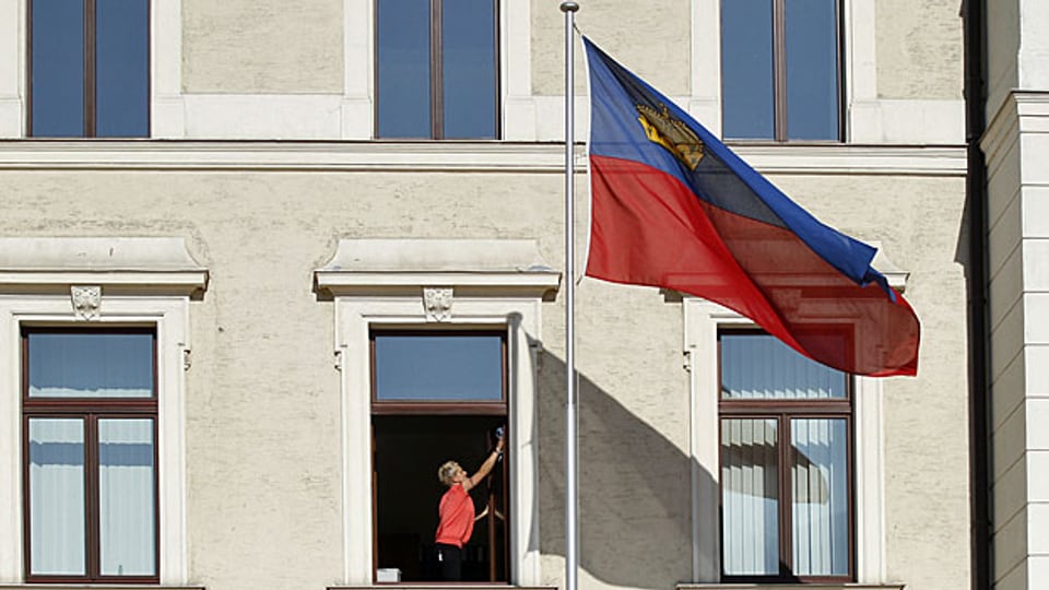 Fensterputz im Regierungsgebäude von Vaduz.