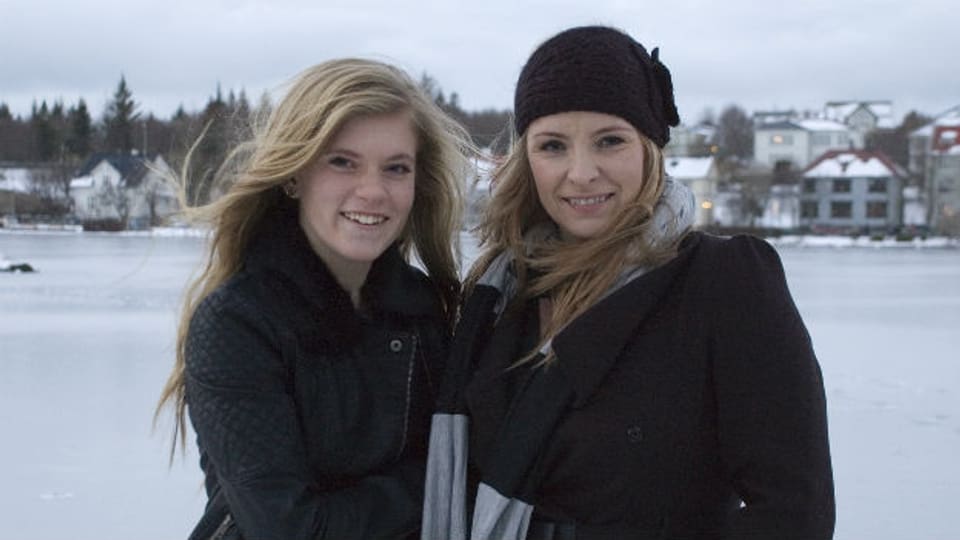Hat nun ihren Namen auch offiziell: Die 15-jährige Blaer (links) mit ihrer Mutter in Reykjavik.