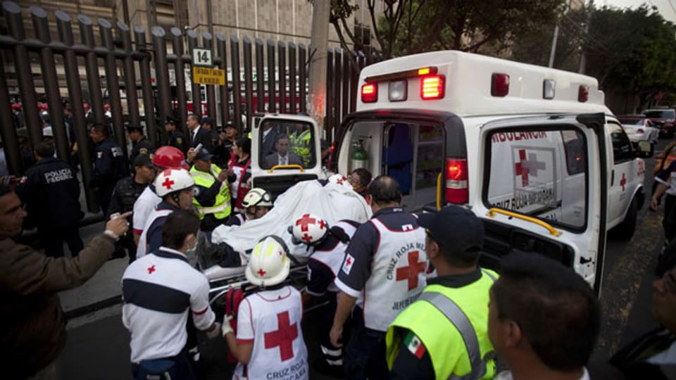 Eine verletzte Person in der Ambulanz nach der Explosion.