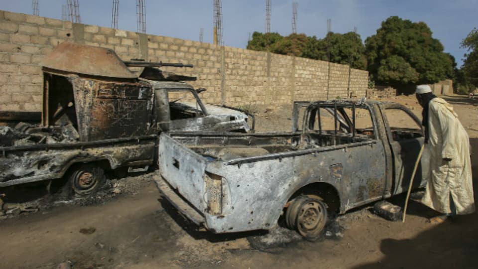 Ein ausgebranntes Fahrzeug in Diabaly im Januar 2013.