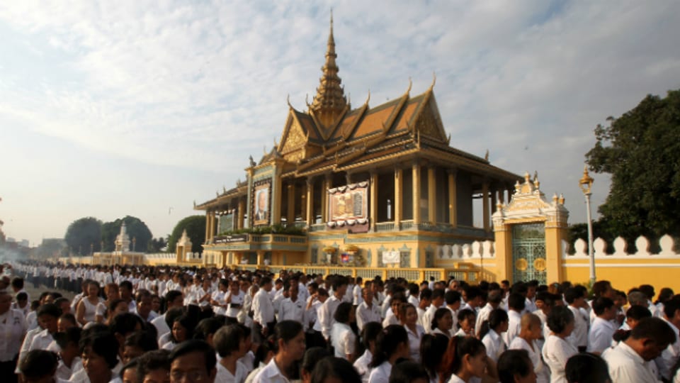 Tausende erweisen dem verstorbenen König Sihanuk vor seinem Palast die letzte Ehre