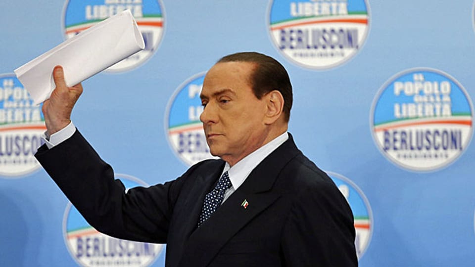 Silvio Berlusconi verspricht seiner Wählerschaft das Blaue vom Himmel.