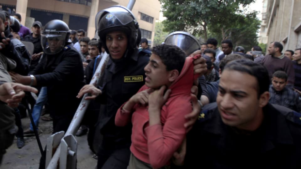 Polizisten verhaften einen Demonstranten in der Nähe des Tahrir-Platzes Ende Januar 2013.
