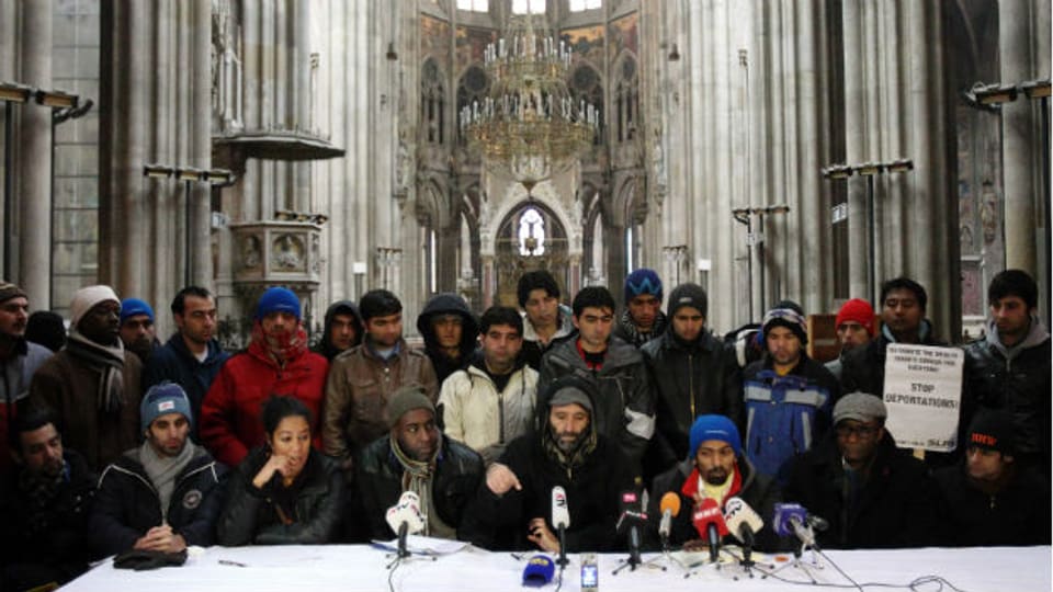 Die rund 40 Asylbewerber bei einer Pressekonferenz in der Votivkirche.