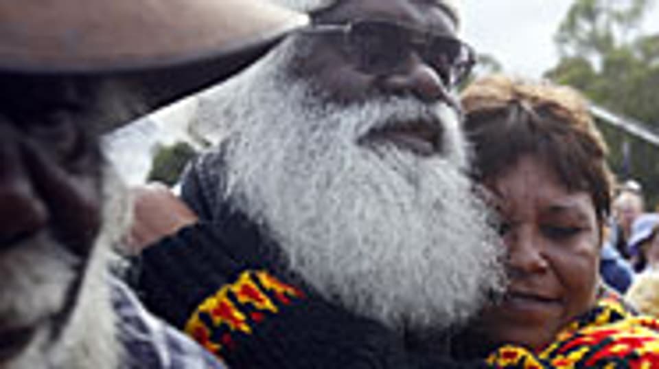 Aborigines verfolgen die Rede Rudds.