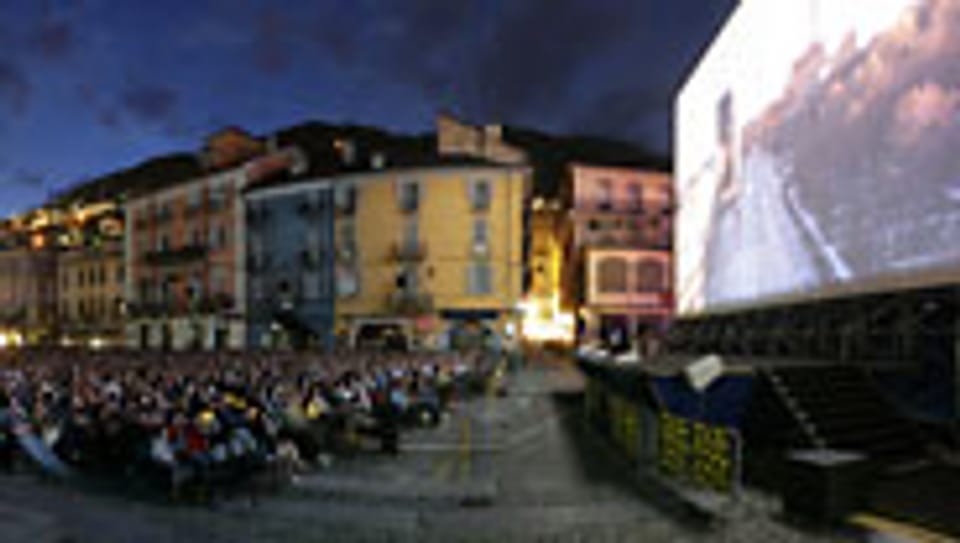 Das Publikum trifft sich auf der Piazza Grande in Locarno.