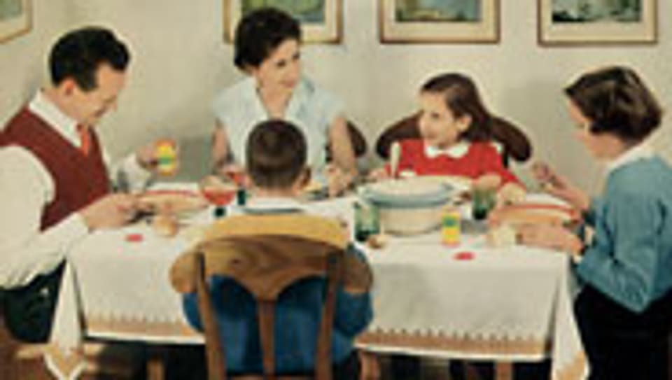 Bürgerliche Kleinfamilie bei Tisch. Anonym. Um 1960.