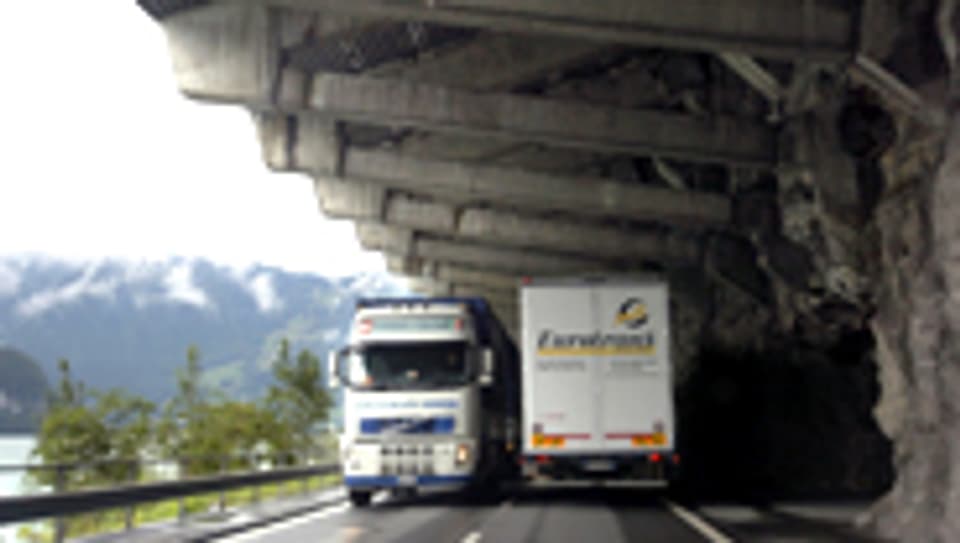 Schwerverkehr auf Schweizer Alpenstrassen nimmt zu.