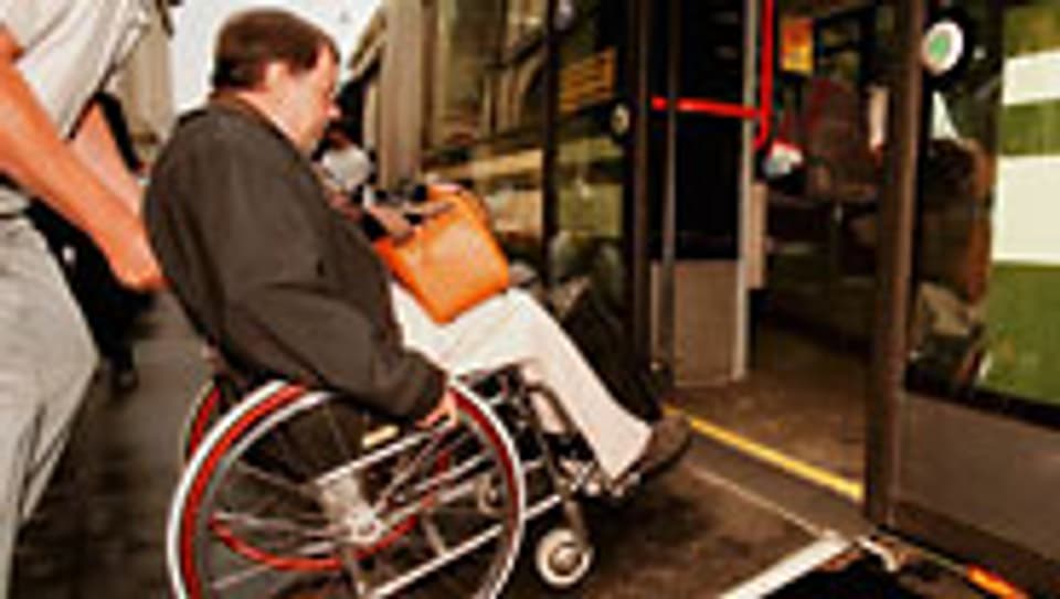 Behinderte können jemanden anstellen, der ihnen hilft.
