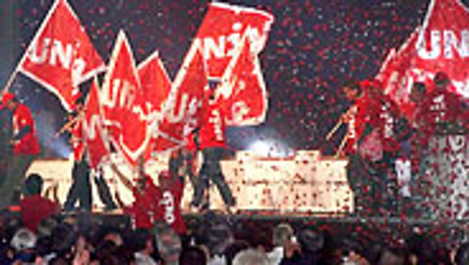 Die Mitglieder von fünf Gewerkschaften feiern die Gründung der Grossgewerkschaft Unia am 16. Oktober 2004 in Basel.