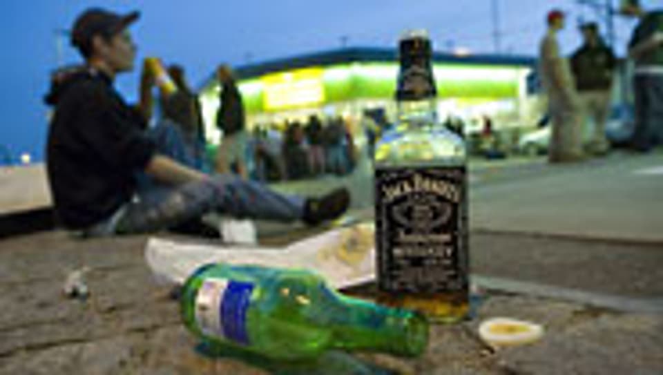 Schweizer Jugendliche trinken, kiffen und rauchen weniger als noch vor vier Jahren.