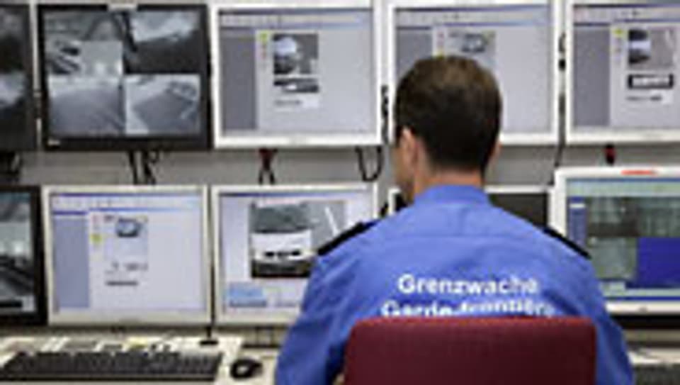 Schweizer Grenzwächter überwacht den Grenzposten in Schaanwald/FL mit Videokameras.