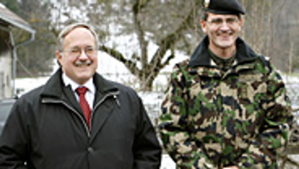 Bundesrat Schmid (l), Armeechef Nef.
