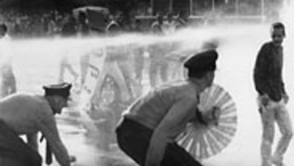 Während der Globus-Krawalle waren Polizisten mit Wasserwerfern gegen Jugendliche vorgegangen.