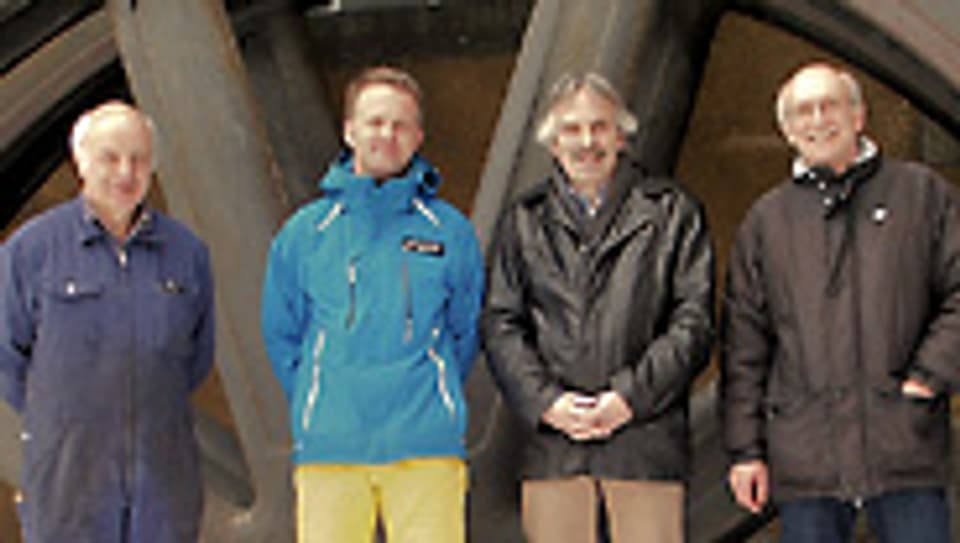Emil Lehmann mit Matthias Zellweger (2.v.l.), Peter Hitz (re) und Mechaniker Werner Steiner (li).